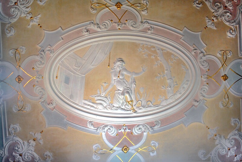 Das Haupthaus besitzt eine qualitätvolle Stuckausstattung. Im Türmchenzimmer ist Euridikes Schlangenbiss dargestellt. Diese Ausstattungsphase wird der Werkstatt des Tessiner Stuckateurs Donato Polli (1663-1738) zugeschrieben. Foto: Stromerstiftung
