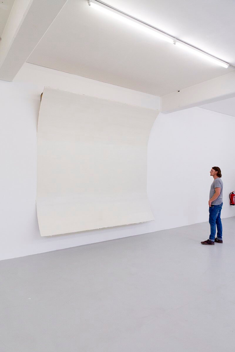 Sebastian Dannenberg: white out 2016, Lack auf Wand, Putz, vorgefundene Architektur, the avalanches, Kunsthaus L6, Freiburg