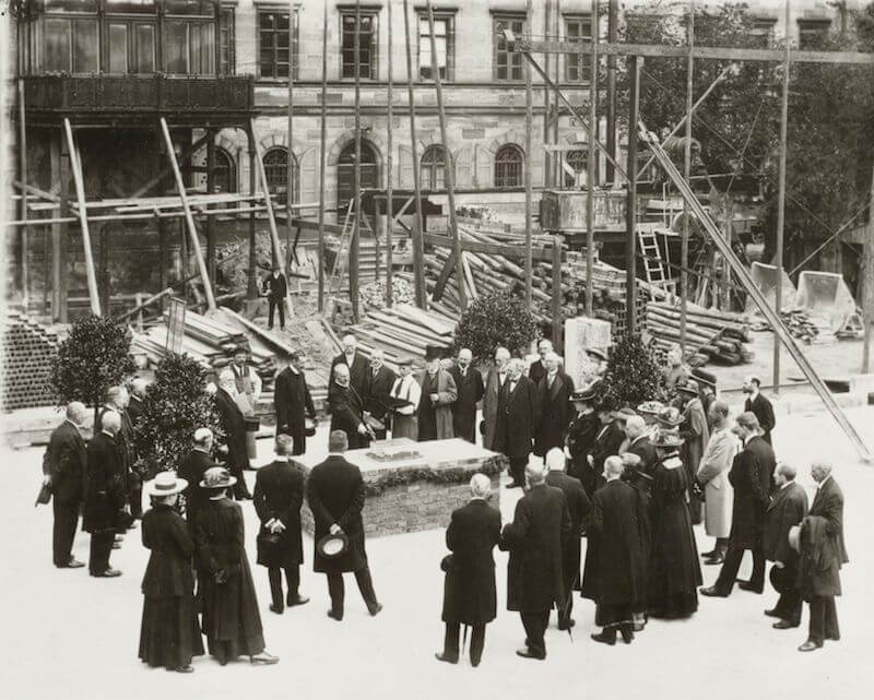 Im Jahr 1916, mitten im Ersten Weltkrieg, begannen die Arbeiten an der repräsentativen, von German Bestelmayer konzipierten Eingangshalle am Kornmarkt. 1920 wurde der sogenannte Galeriebau mit neuen modernen Ausstellungsräumen eingeweiht.