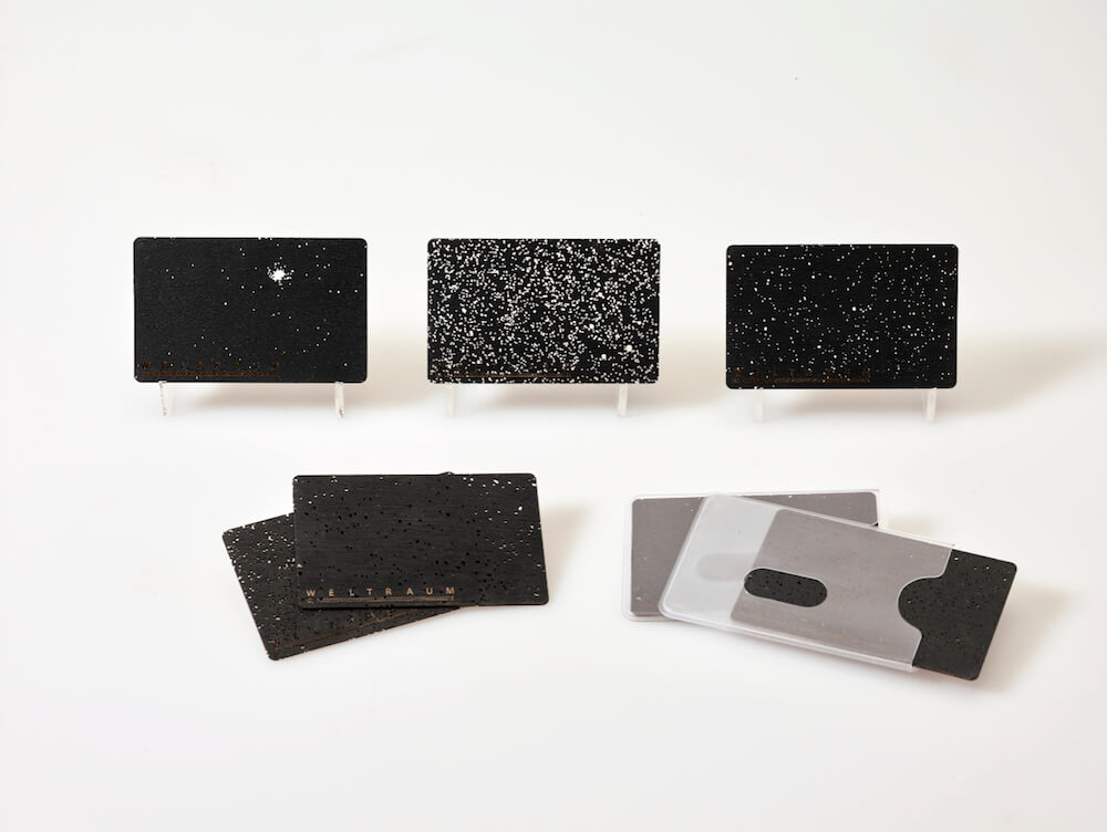 WELTRAUM ID - Skulpuren Bi rkensperrholz, Lack, Kartenhülle Kunststoff 8,5 cm 5,36 cm 0,06 cm Original-Edition 2018