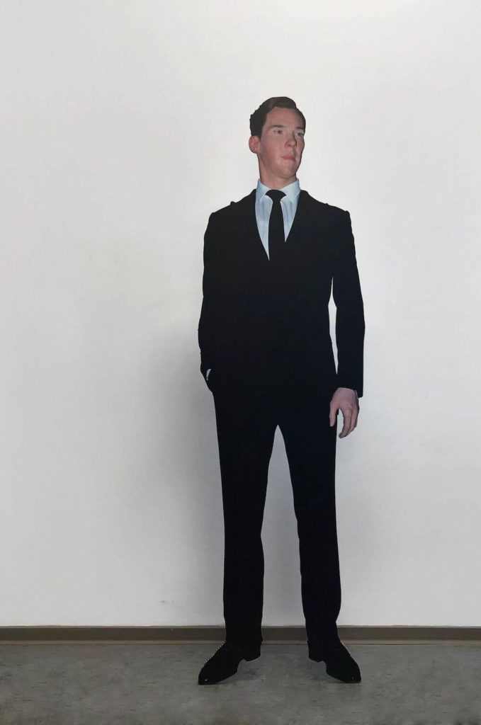 "Wax Figure", 2019, UV-Druck auf Pappwabenplatte, Edelstahl, 54 x 34 x 187 cm, Courtesy der Künstler, Galerie Noah Klink und Jürgen Becker Galerie