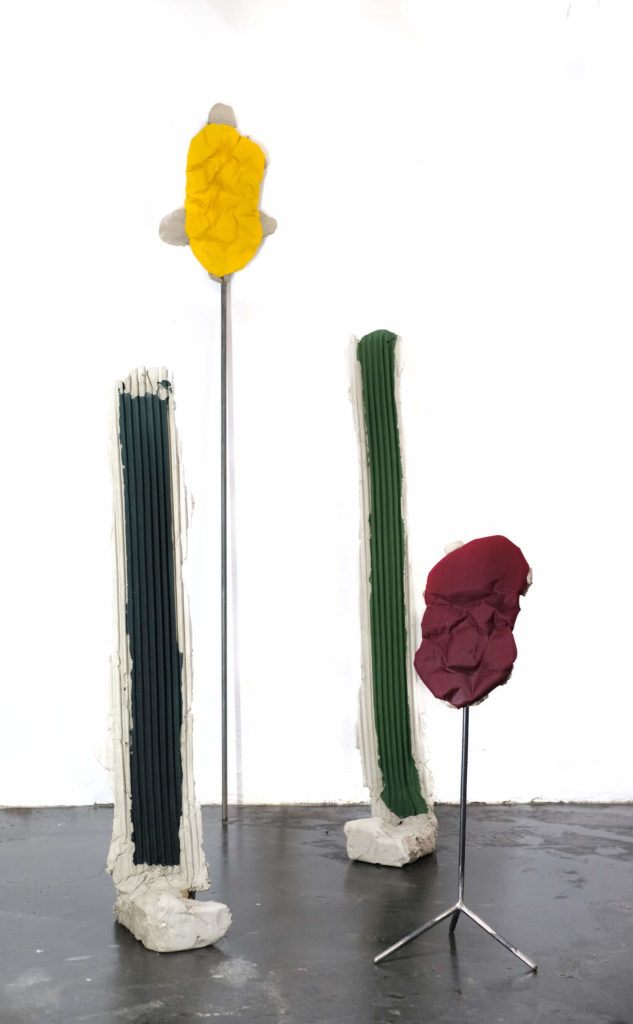 Philipp Eyrich o. T., 2020 Installation mit 5 Skulpturen Stahl, Beton, Stoff