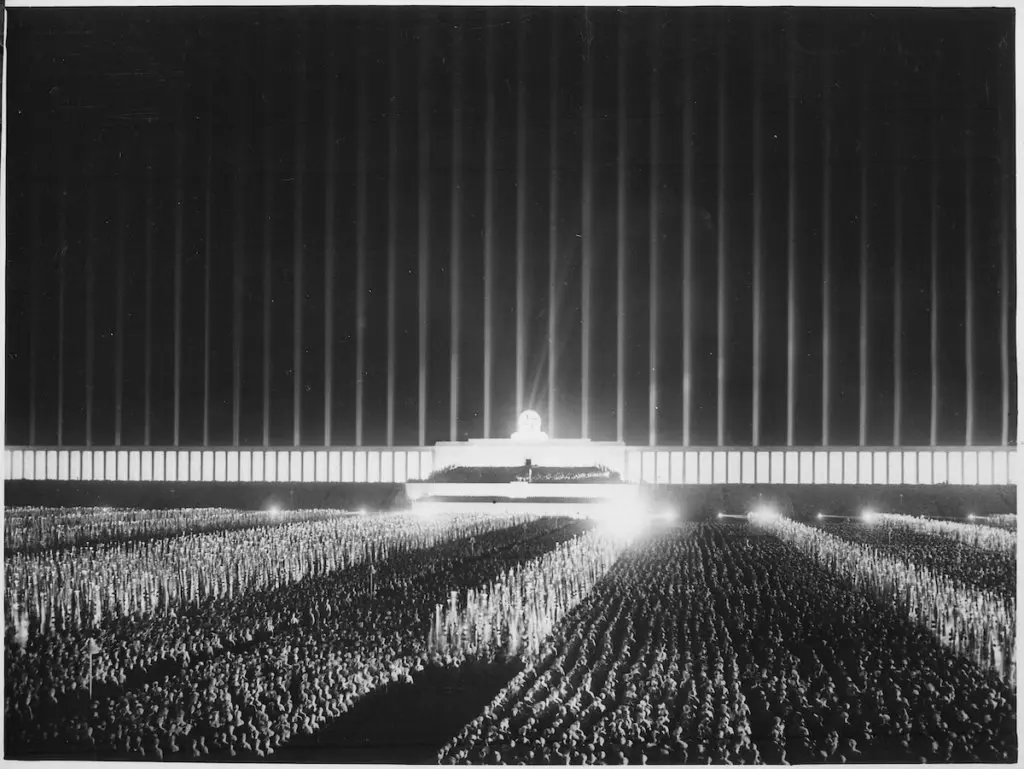 Zeppelinhaupttribüne mit Kolonnaden und Lichtdom, Reichsparteitag 1937, Quelle: Wikipedia, gemeinfrei