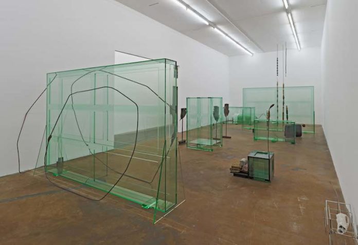 Tatiana Trouvé, Les indéfinis, 2014 Plexiglas, patinierte Bronze, Metall, Holz, Stoff, Leder, Kupfer, Beton, Größe variabel/plexiglas, patinated bronze, metal, wood, fabric, leather, copper, concrete, dimensions variable; Ausstellungsansicht/installation view The Longest Echo — L’Écho le plus long, Mamco Genf/Genève 2014; © Mamco, Ilmari Kalkkinen; © VG Bild-Kunst Bonn, 2014 Installation Glas Tatiana Trouvé