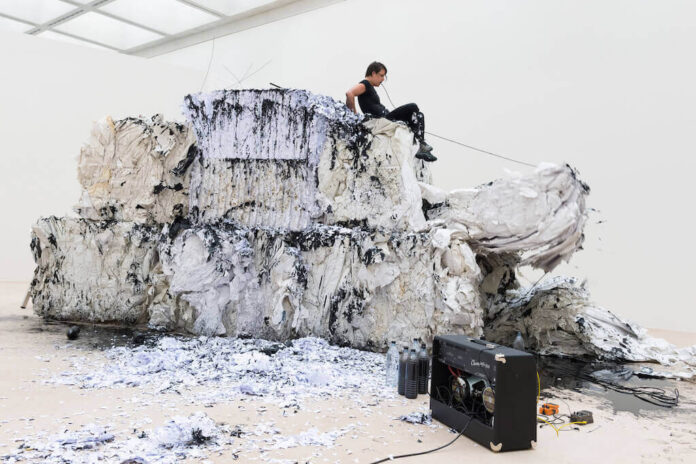 Anastasia Ax, The World As Of Yesterday, 2015 Performative Installation, Tinte, geschreddertes Büropapier, Ballen mit diversen Druckpapieren (Makulatur), Wasser, Sound-Equipment Fotos: Neues Museum (Annette Kradisch)