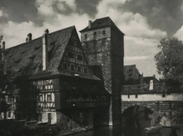 Der Weinstadel am Maxplatz in Nürnberg, von Süd-Weste, mit Wasserturm und Henkersteg aus: Das alte Nürnberg, 1933-35.