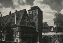 Der Weinstadel am Maxplatz in Nürnberg Der Weinstadel am Maxplatz in Nürnberg, von Süd-Weste, mit Wasserturm und Henkersteg aus: Das alte Nürnberg, 1933-35.