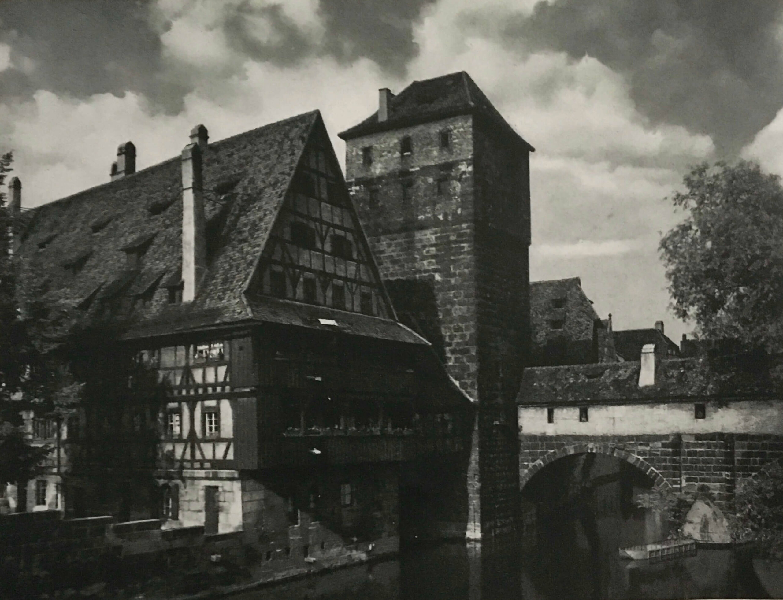 Der Weinstadel am Maxplatz in Nürnberg, von Süd-Weste, mit Wasserturm und Henkersteg aus: Das alte Nürnberg, 1933-35.