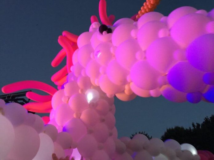 Ballonkünstler Micha de Haan bei Wolke Sieben 2017 in Nürnberg, Foto: Kunstnürnberg Ballonkünstler Micha de Haan bei Wolke Sieben 2017 in Nürnberg, Foto: Kunstnürnberg