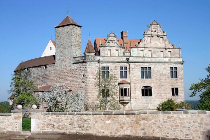 Cadolzburg, Fassade mit Renaissancegiebel © Bayerische Schlösserverwaltung