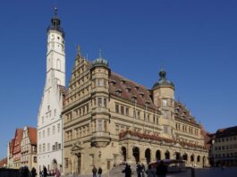 Renaissance-Fassade des Rathauses mit barockem Arkadenvorbau, dahinter der gotische Teil mit Turm, Foto: Wikimedia Commons, public domain