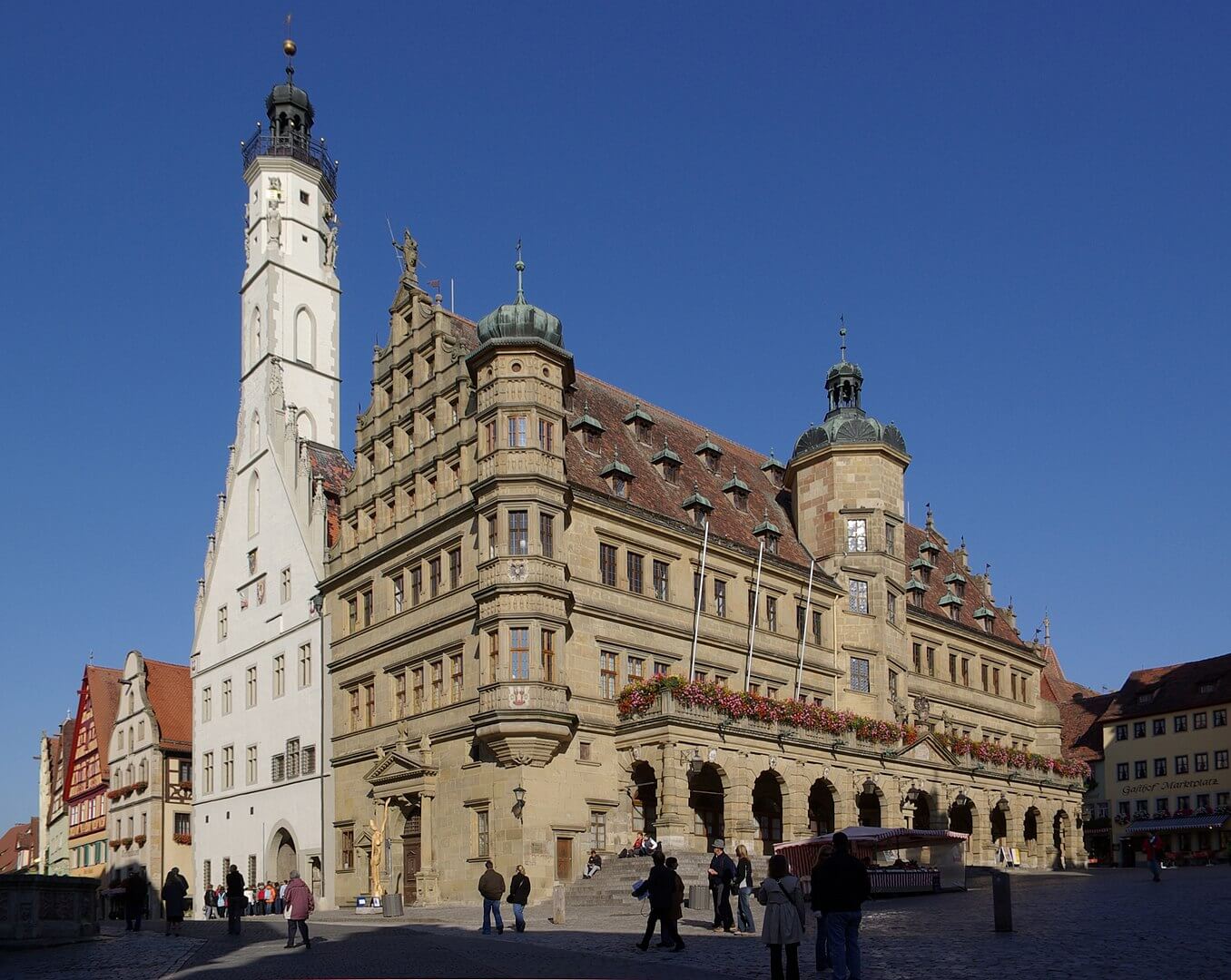 Renaissance-Fassade des Rathauses mit barockem Arkadenvorbau, dahinter der gotische Teil mit Turm, Foto: Wikimedia Commons, public domain