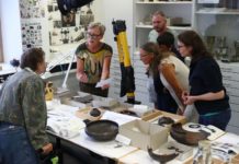 Zweiter Europäischer Tag der Restaurierung im GNM Blick in die Restaurierungswerkstatt für archäologische Funde während einer Führung mit Ute Meyer-Buhr, Foto: GNM