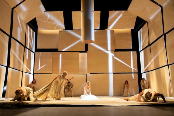 Staatstheater Nürnberg Schauspiel „Antigone“ Von Sophokles Regie: Andreas Kriegenburg Premiere: 10.10.2020 Im Bild (v.li.n.re.): Michael Hochstrasser (Kreon), Lisa Mies (Chor), Adeline Schebesch (hier: auch Kreon), Maximilian Pulst (Chor), Pauline Kästner (Antigone), Anna Klimovitskaya (Chor), Pius Maria Cüppers (Chor), Amadeus Köhli (Wächter), Foto: Konrad Fersterer Staatstheater Nürnberg Schauspiel „Antigone“ Von Sophokles Regie: Andreas Kriegenburg Premiere: 10.10.2020 Im Bild (v.li.n.re.): Michael Hochstrasser (Kreon), Lisa Mies (Chor), Adeline Schebesch (hier: auch Kreon), Maximilian Pulst (Chor), Pauline Kästner (Antigone), Anna Klimovitskaya (Chor), Pius Maria Cüppers (Chor), Amadeus Köhli (Wächter), Foto: Konrad Fersterer