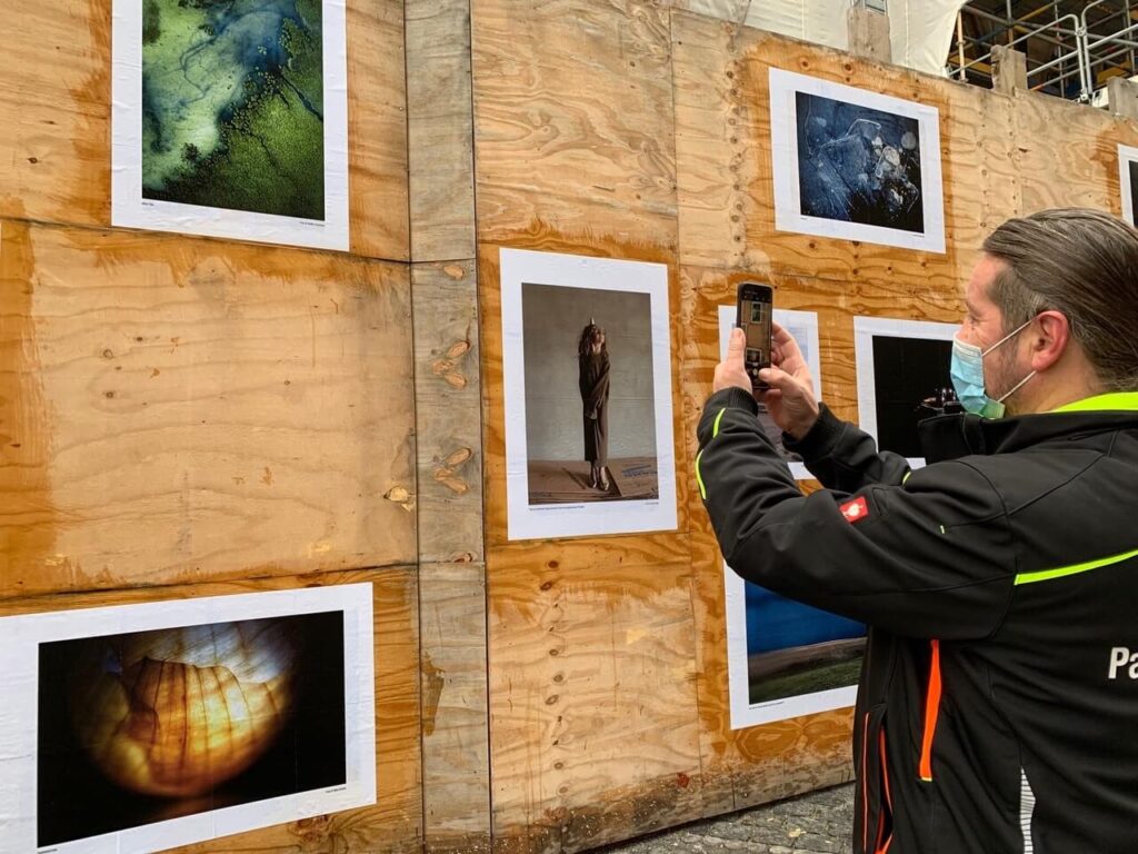 fotoszene nürnberg e.V.*, Open Air 3, südlicher Bauzaun der Lorenzkirche, Nürnberg, Foto: Jutta Missbach