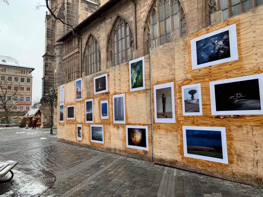 fotoszene nürnberg e.V.*, Open Air 3, südlicher Bauzaun der Lorenzkirche, Nürnberg, Foto: Jutta Missbach