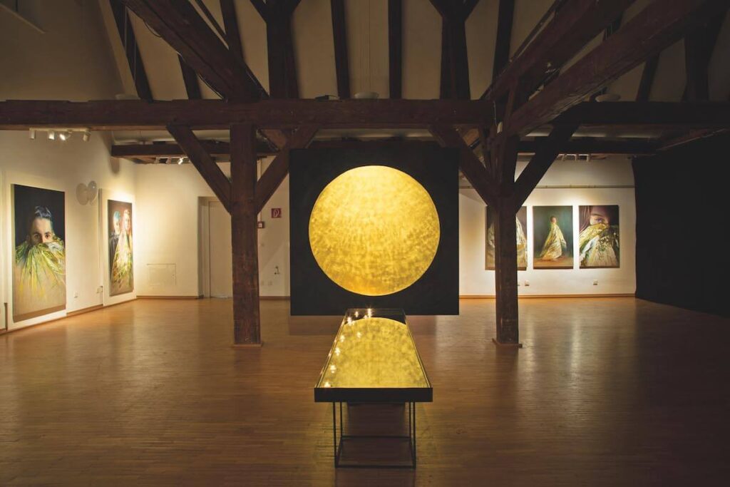 ortung 11. (2019): Babette Brühl, „Kinder eines Goldenen Zeitalters“, Ausstellungsort: Bürgerhaus Schwabach, Foto: Kulturamt Schwabach