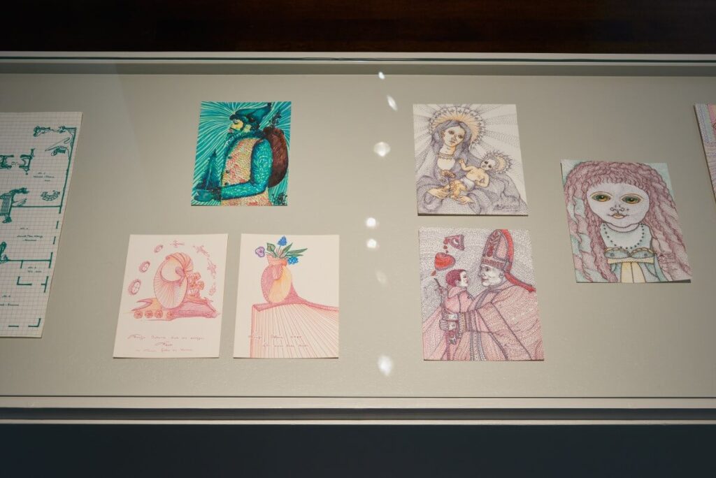 Ausstellungsansicht Albert Leo Peil – Ein Zeichner und Grandseigneur, Vitrine mit Arbeiten aus dem Stadtarchiv Lauf a. d. Pegnitz, Foto: Annette Kradisch
