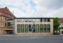 20 Jahre kunst galerie fürth Display No.2: Sascha Banck — Dis-Play, Präsentation in der Fensterfront der Städtischen Galerie, Juni bis September 2021, Foto: Annette Kradisch, © kunst galerie fürth