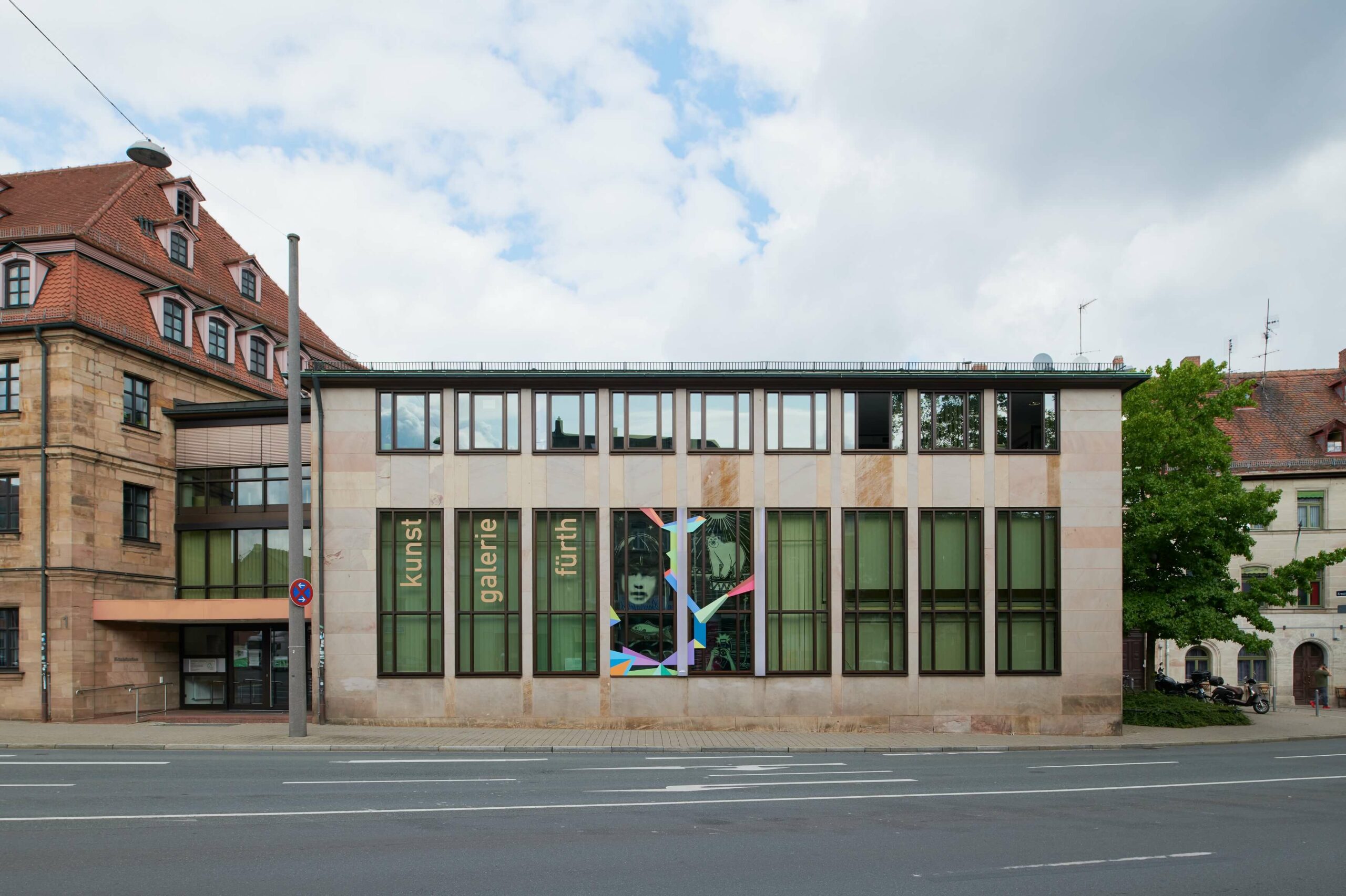 Display No.2: Sascha Banck — Dis-Play, Präsentation in der Fensterfront der Städtischen Galerie, Juni bis September 2021, Foto: Annette Kradisch, © kunst galerie fürth