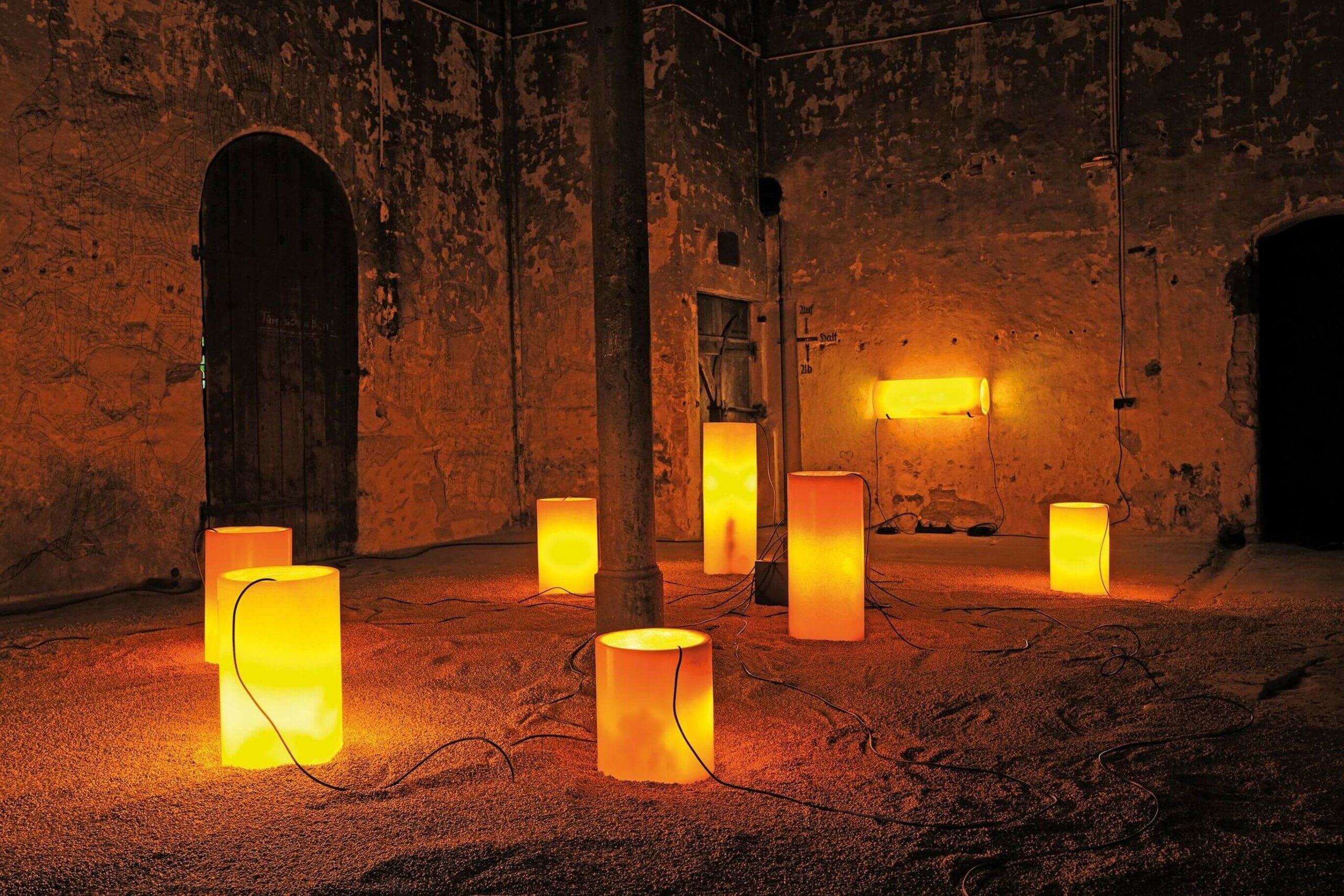 ortung 12 (2021): Inge Gutbrod, „take a bath in my light-soaked bodies!“, Ausstellungsort: Alte Mälzerei, Foto: Inka Meißner