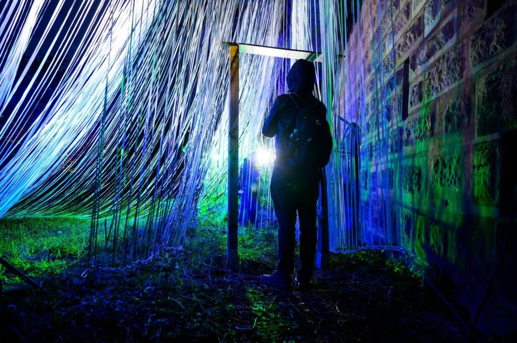 Kunst an ungewöhnlichen Orten in der Blauen Nacht: 2023 „Atmen“ im Tratzenzwinger, Foto: Steffen Kirschner