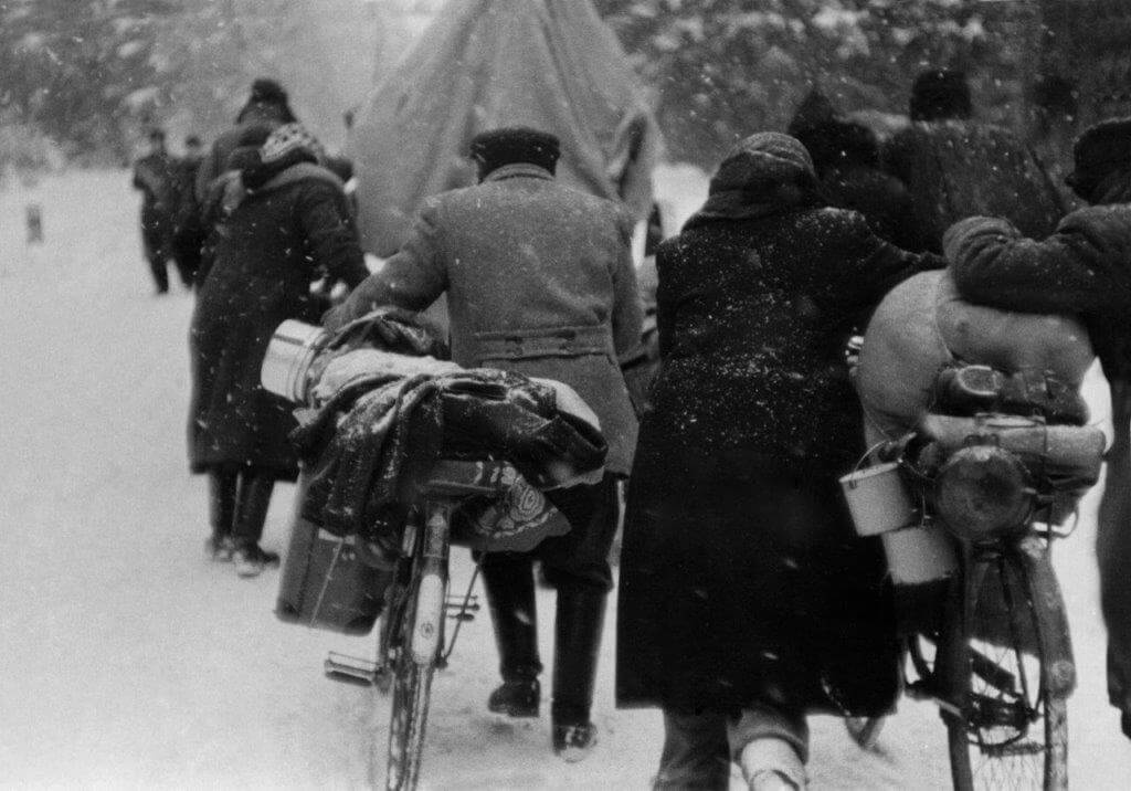 Fotoserie Flucht aus Schlesien 1945: Die historisch bedeutsamen Fotografien von Hanns Tschira sind seltene Zeugnisse der Flucht. Sie entstanden im Januar 1945 und dokumentieren einen Flüchtlingstrek in Schlesien. Die Fotografien werden im Museum Grimma bei Leipzig aufbewahrt.“ Foto: Hans Tschira, Museum Grimma