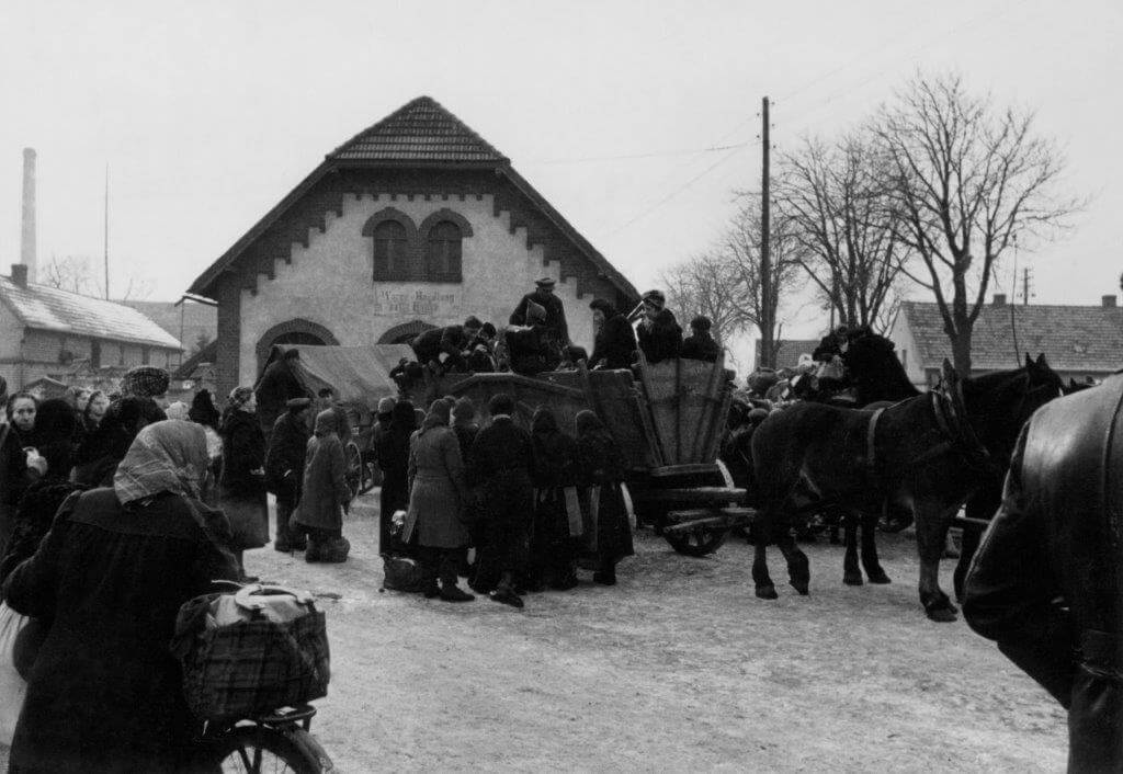 Fotoserie Flucht aus Schlesien 1945: Die historisch bedeutsamen Fotografien von Hanns Tschira sind seltene Zeugnisse der Flucht. Sie entstanden im Januar 1945 und dokumentieren einen Flüchtlingstrek in Schlesien. Die Fotografien werden im Museum Grimma bei Leipzig aufbewahrt.“ Foto: Hans Tschira, Museum Grimma