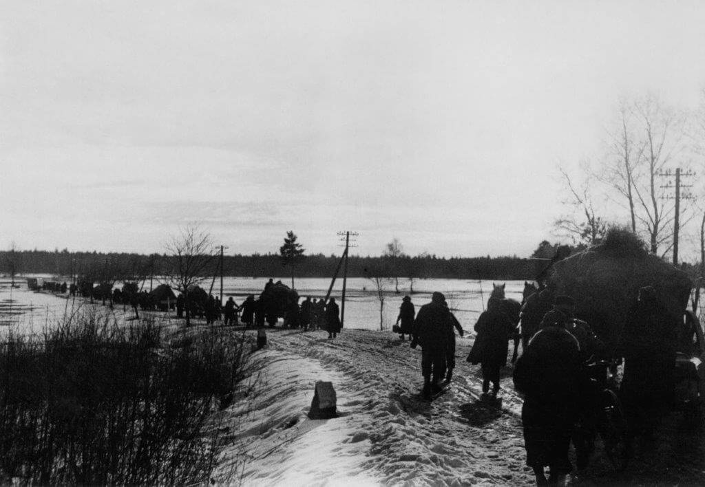 Fotoserie Flucht aus Schlesien 1945: Die historisch bedeutsamen Fotografien von Hanns Tschira sind seltene Zeugnisse der Flucht. Sie entstanden im Januar 1945 und dokumentieren einen Flüchtlingstrek in Schlesien. Die Fotografien werden im Museum Grimma bei Leipzig aufbewahrt.“ Foto: Hans Tschira, Museum Grimma