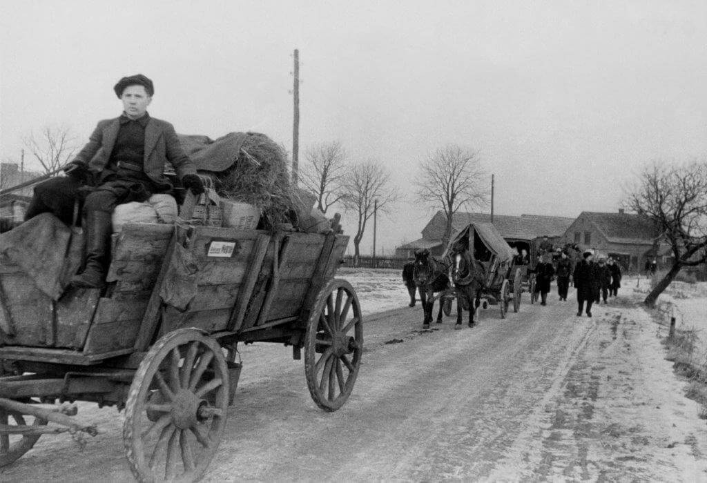 Fotoserie Flucht aus Schlesien 1945: Die historisch bedeutsamen Fotografien von Hanns Tschira sind seltene Zeugnisse der Flucht. Sie entstanden im Januar 1945 und dokumentieren einen Flüchtlingstrek in Schlesien. Die Fotografien werden im Museum Grimma bei Leipzig aufbewahrt.“ Foto: Hans Tschira, Museum Grimma