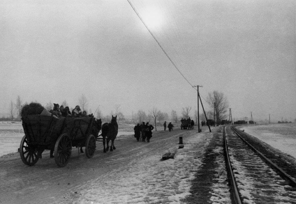 Fotoserie Flucht aus Schlesien 1945: Die historisch bedeutsamen Fotografien von Hanns Tschira sind seltene Zeugnisse der Flucht. Sie entstanden im Januar 1945 und dokumentieren einen Flüchtlingstrek in Schlesien. Die Fotografien werden im Museum Grimma bei Leipzig aufbewahrt.“ Foto: Hans Tschira, Museum Grimma