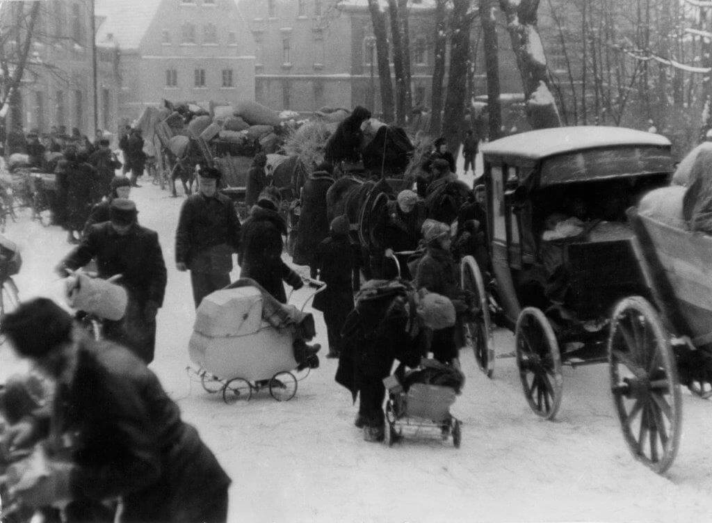 Fotoserie Flucht aus Schlesien 1945: Die historisch bedeutsamen Fotografien von Hanns Tschira sind seltene Zeugnisse der Flucht. Sie entstanden im Januar 1945 und dokumentieren einen Flüchtlingstrek in Schlesien. Die Fotografien werden im Museum Grimma bei Leipzig aufbewahrt.“ Foto: Hans Tschira, Museum Grimma