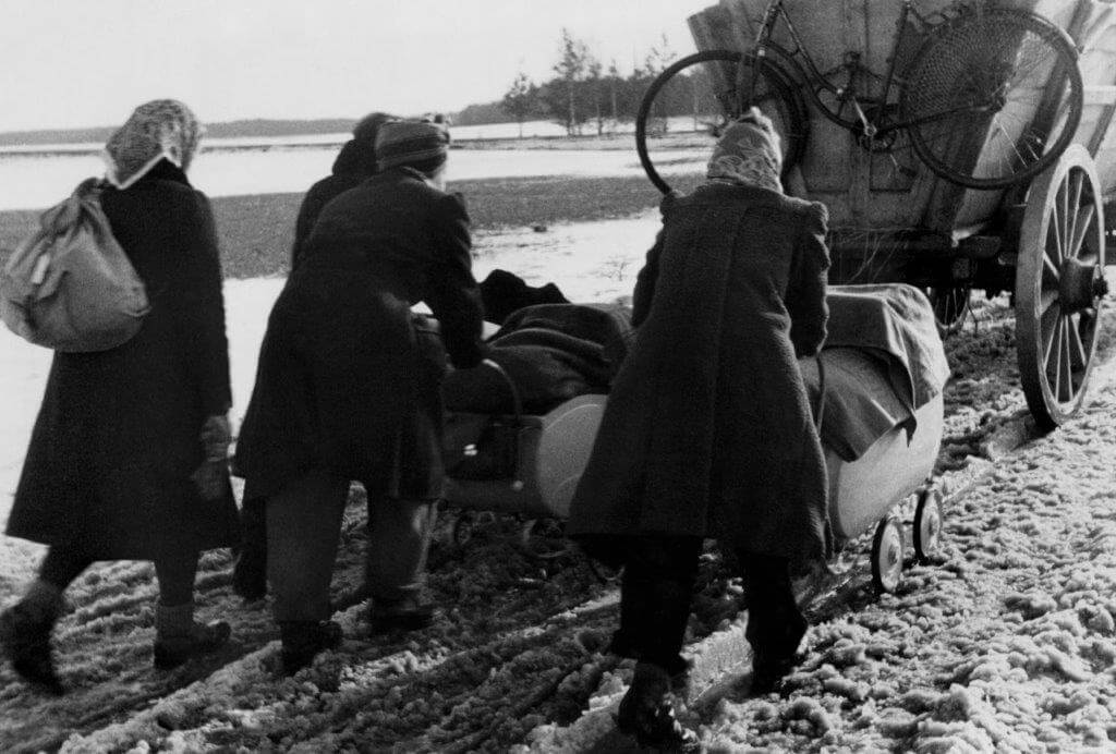 Fotoserie Flucht aus Schlesien 1945: Die historisch bedeutsamen Fotografien von Hanns Tschira sind seltene Zeugnisse der Flucht. Sie entstanden im Januar 1945 und dokumentieren einen Flüchtlingstrek in Schlesien. Die Fotografien werden im Museum Grimma bei Leipzig aufbewahrt.“ Foto: Hans Tschira, Museum Grimma