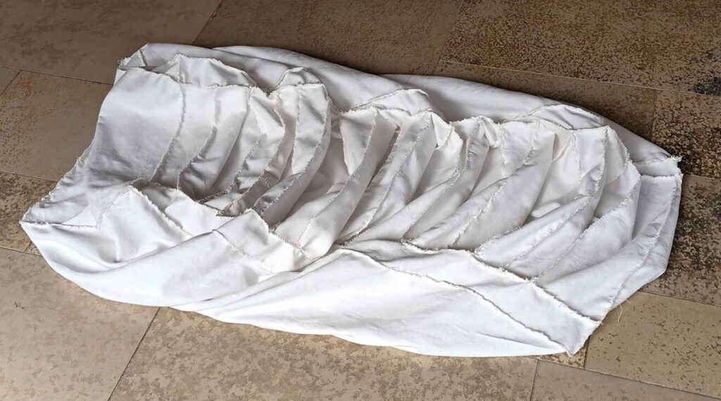 Kirsten Drewes, Regal - Hommage an Claes, 60 x 107 x 20 cm Bettwaesche meiner Mutter, handgenäht, 2025