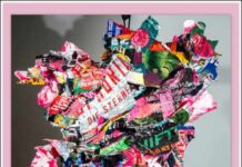 Ariane Kipp – URBAN ECHOES in der Galerie rfzk arbige Skulptur aus Plakatfragmenten von Ariane Kipp