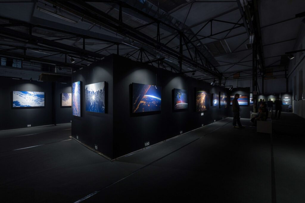 Ausstellungansicht „View From Above“ in Nürnberg, Breite Gasse 89–91, Foto: Peter Muntanion