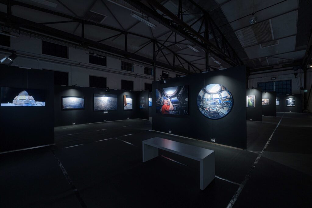 Ausstellungansicht „View From Above“ in Nürnberg, Breite Gasse 89–91, Foto: Peter Muntanion