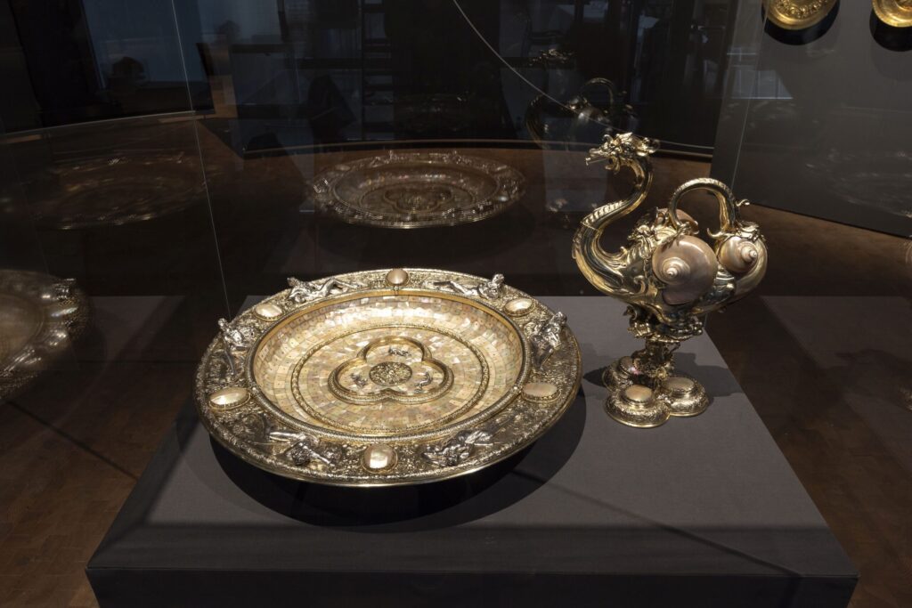 Lavabo mit Perlmutter unbekannte(r) Künstler in Gujarat, ca. 1540/80 (Perlmutterarbeit und Malerei) Nicolaus Schmidt, Nürnberg, um 1592/94 (Silberschmiedearbeit) Staatliche Kunstsammlungen Dresden, Grünes Gewölbe Kat. Nr. 2 Foto: GNM, Felix Röser