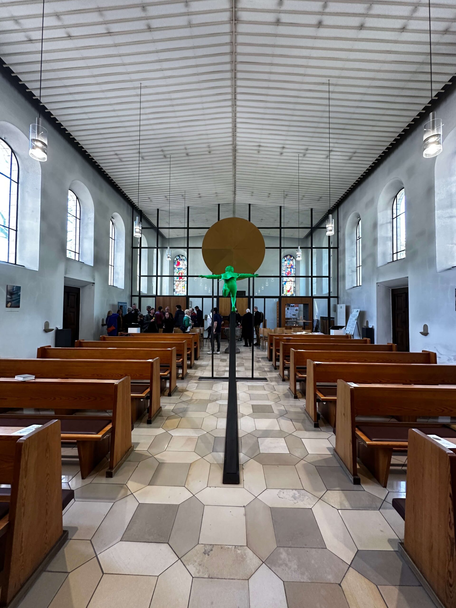 Kerstin Himmler, Pilger der Hoffnung, Metall, Zweikomponentenkleber, Sprayfarbe, Metall, Aufstellungsort Herz Jesu in Erlangen