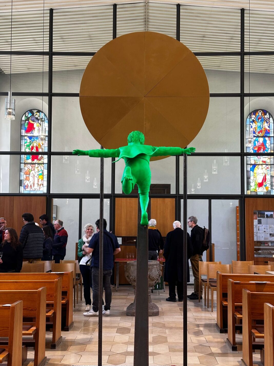 Pilger der Hoffnung: Installation von Kerstin Himmler in Herz Jesu Erlangen