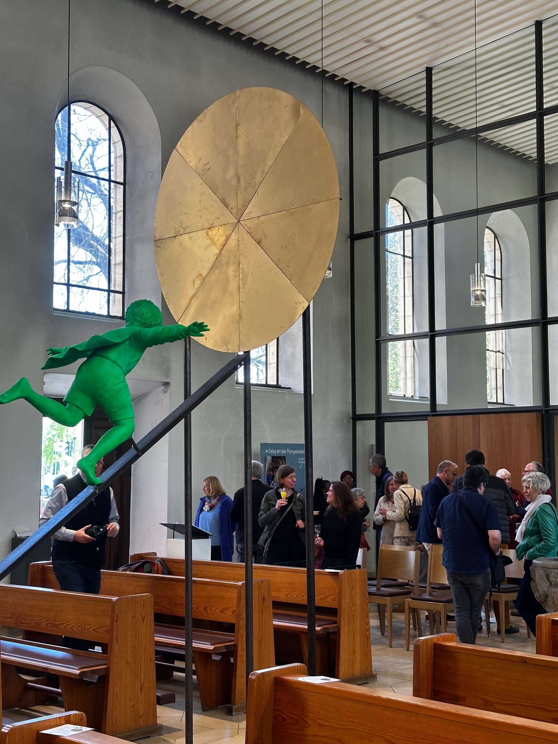 Kerstin Himmler, Pilger der Hoffnung, Metall, Zweikomponentenkleber, Sprayfarbe, Metall, Aufstellungsort Herz Jesu in Erlangen