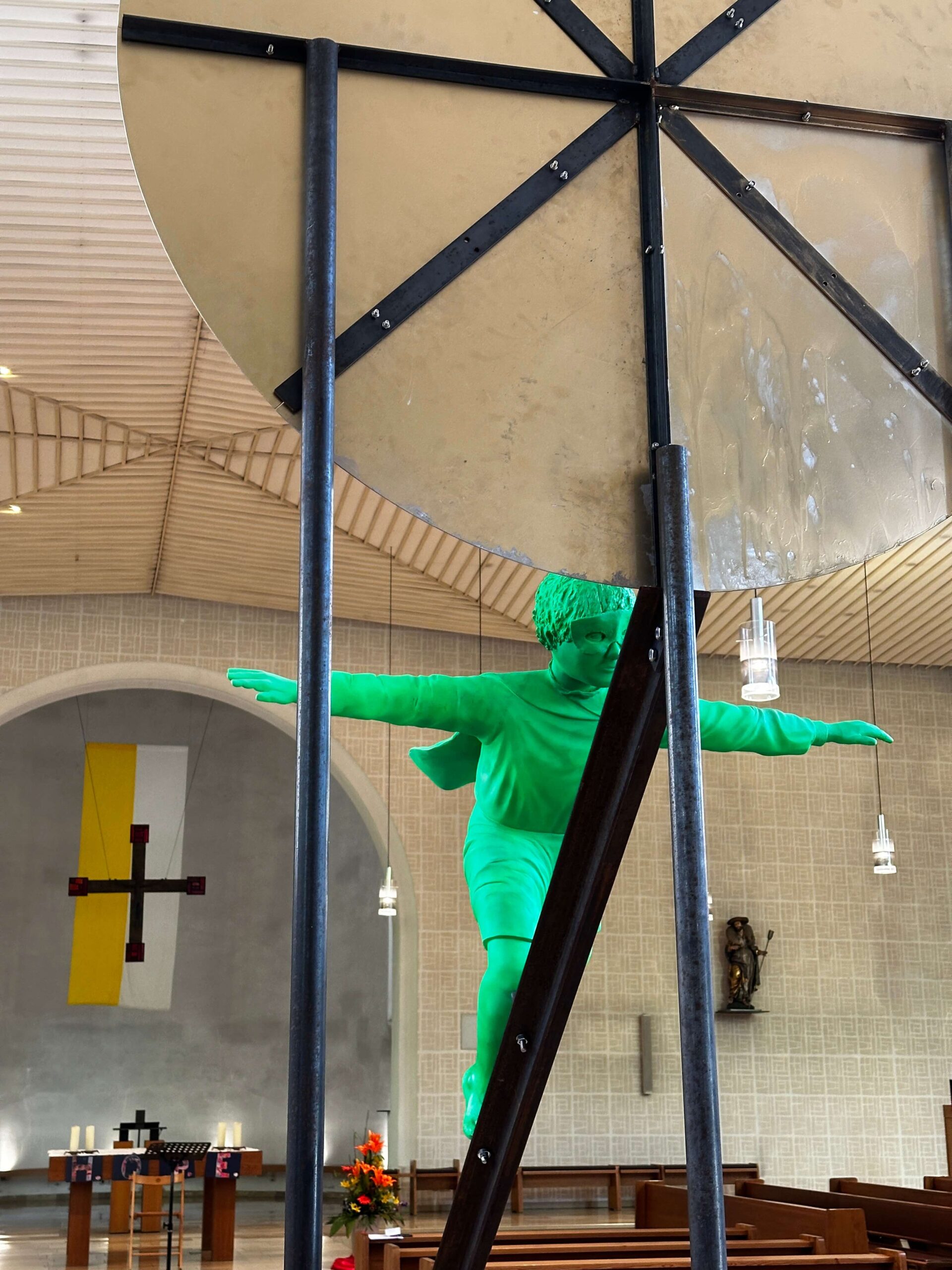 Kerstin Himmler, Pilger der Hoffnung, Metall, Zweikomponentenkleber, Sprayfarbe, Metall, Aufstellungsort Herz Jesu in Erlangen