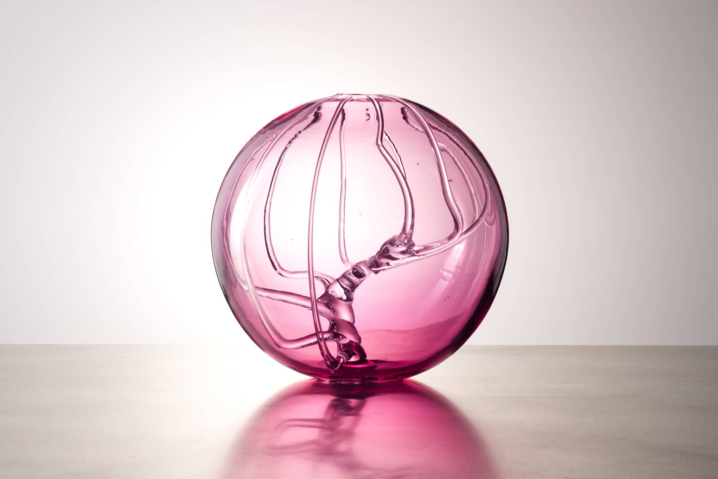 Rosafarbene Glaskugel Cerebral N° 72 von Markus Marschmann