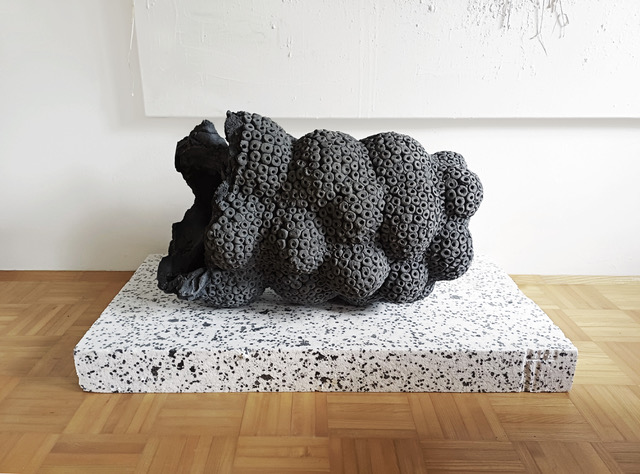 Skulptur Seestück von Michaela Biet auf gesprenkeltem Steinsockel
