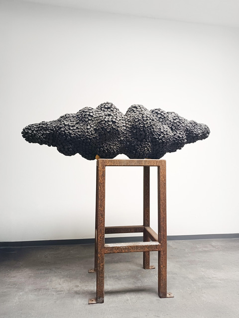 Skulptur Seestück von Michaela Biet auf rostigem Metallgestell