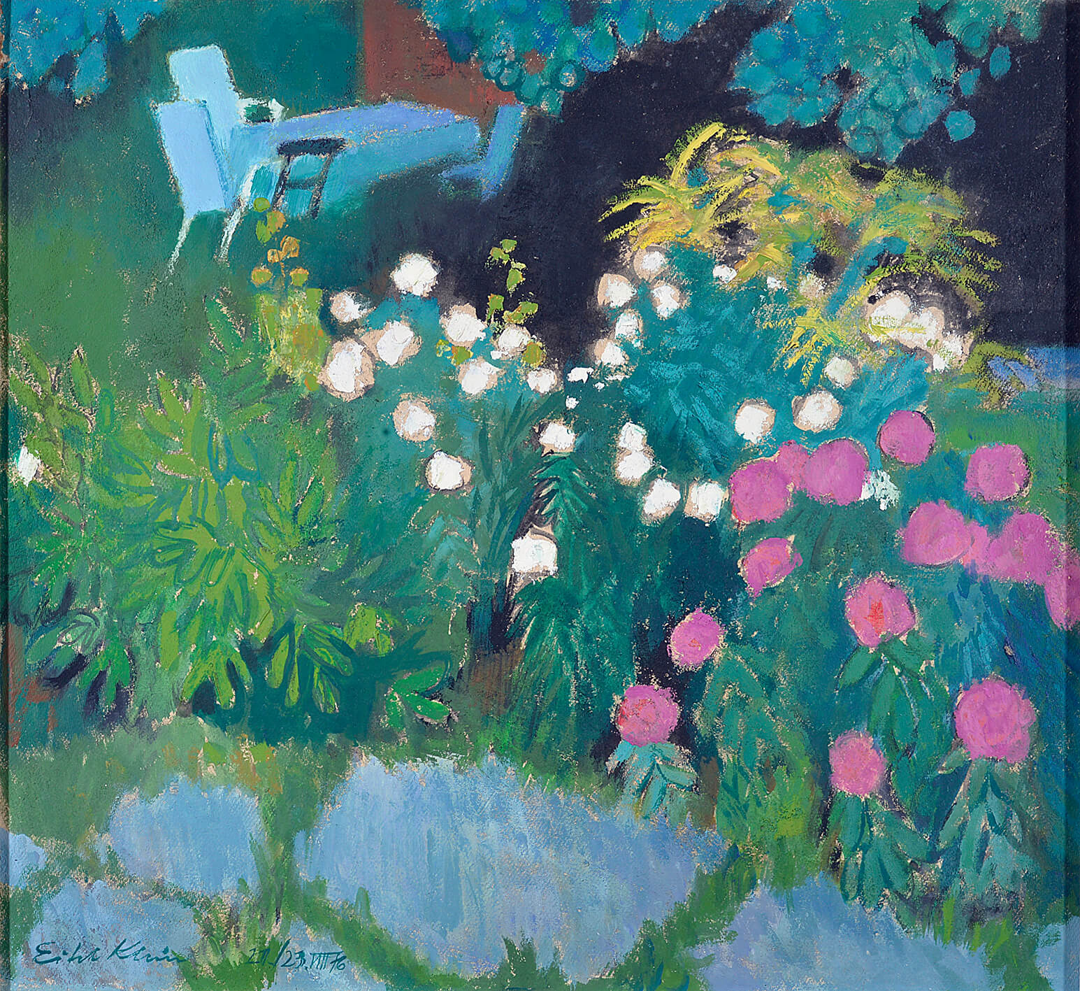Gemälde eines Gartens am Abend: blaue Gartenmöbel im Dunkel, davor leuchten weiße und rosa Blüten zwischen grünem Laub, im Vordergrund hellblaue Steinplatten